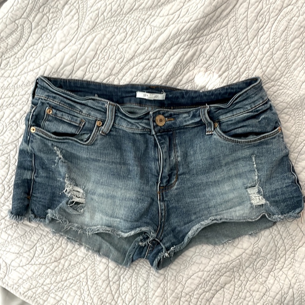 Distresses jean shorts